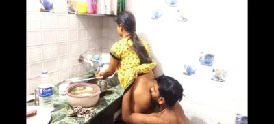 Kitchen ke Andar Jawaan Maid ka Doodh pi ke Chut Chudai ka Video