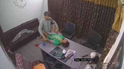 Desi Boss Fucking his Female Employee in Office Porn CCTV Leaked MMS