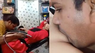 Beauty Parlour wale ladke ne sexy horny bhabhi ki chut chaati aur mut piya parlour me